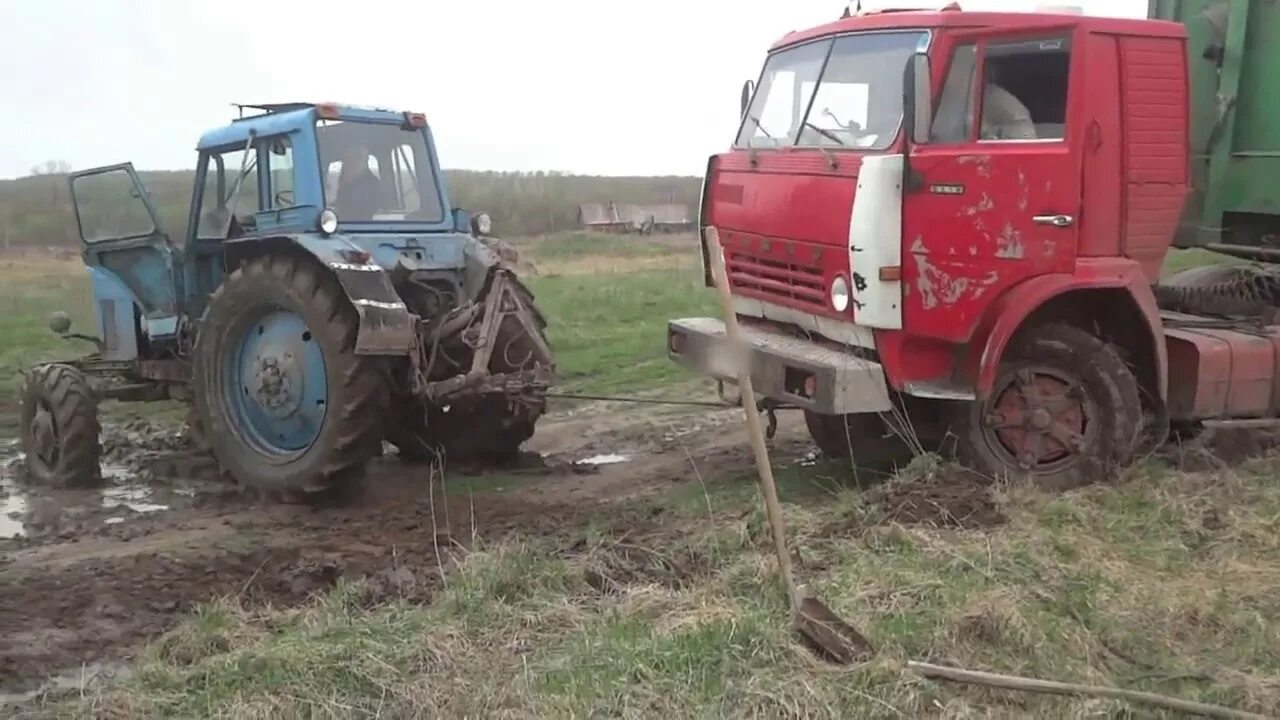 Трактор тянет прицеп. Трактор мтз 80 по грязи. трактор мтз 82 застрял. мтз 80 в грязи. мтз-80 тащит.