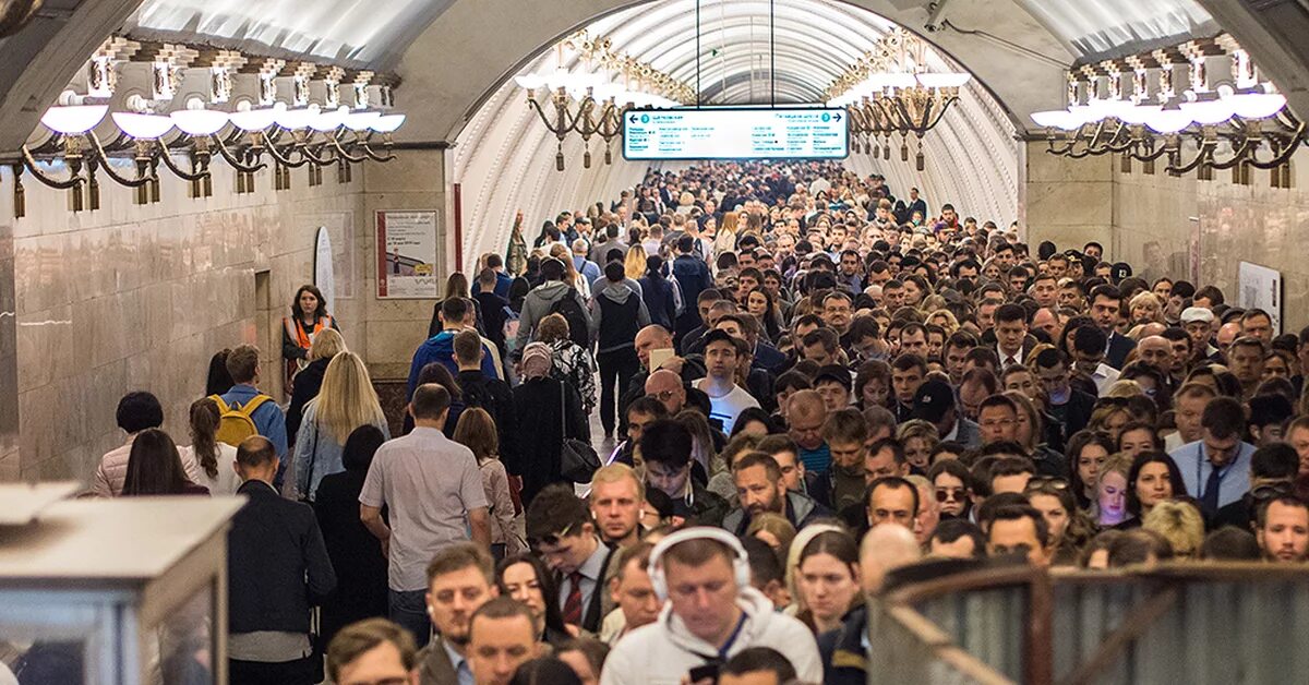 Московский метрополитен час пик. Московское метро час пик. Час пик в метро в Москве. Эскалаторы Московского метро в часы пик.