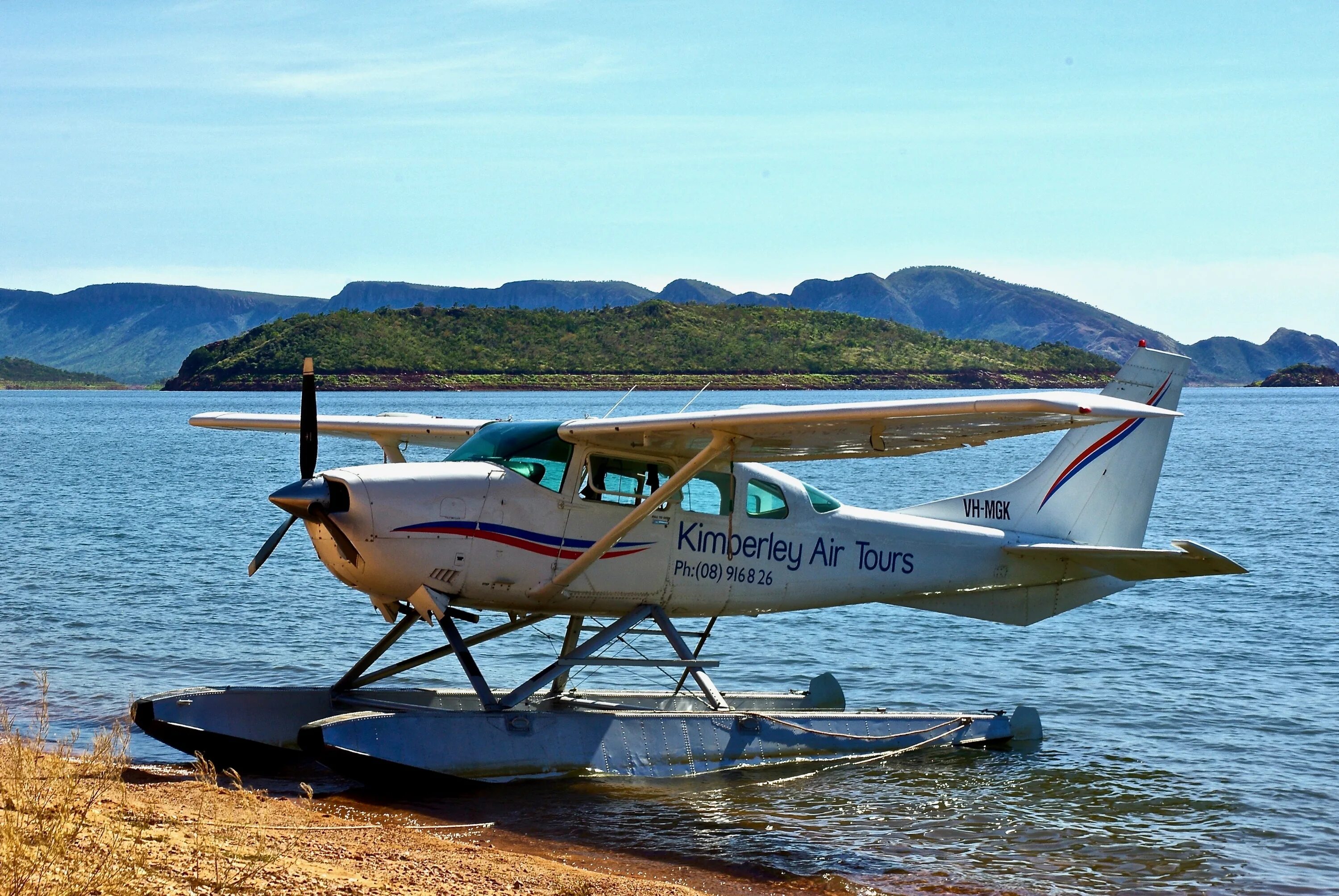 Цесна гидроплан. Гидроплан Пайпер. Cessna двухмоторный гидроплан. Самолет амфибия h207. Самолет летающий по воде