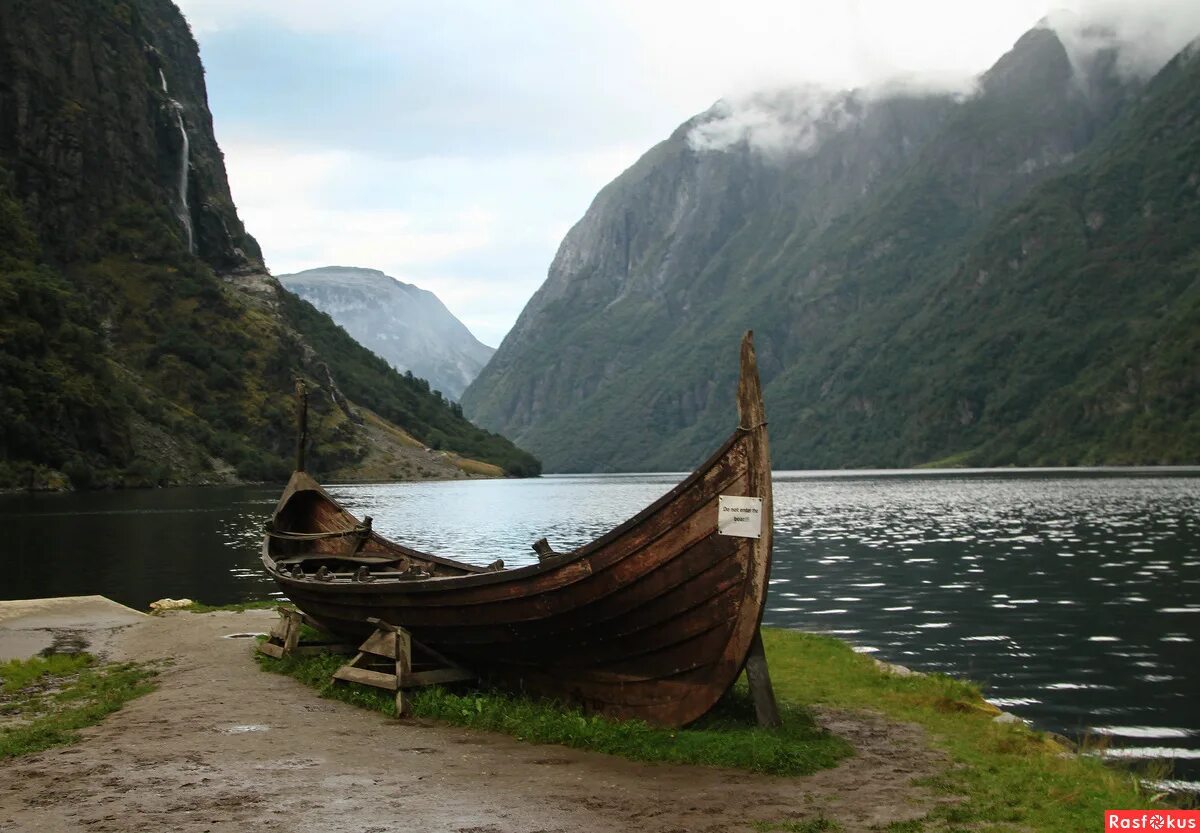дракар ладья викингов. лодка викингов дракар. норвегия дракар с викингами. лодка викингов. гудванген норвегия.