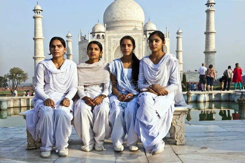Тадж Махал туристы. Одежда в Индии для туристов. Белые туристы в Индии. Индийский экскурсант девушка. Iphone 15 индия