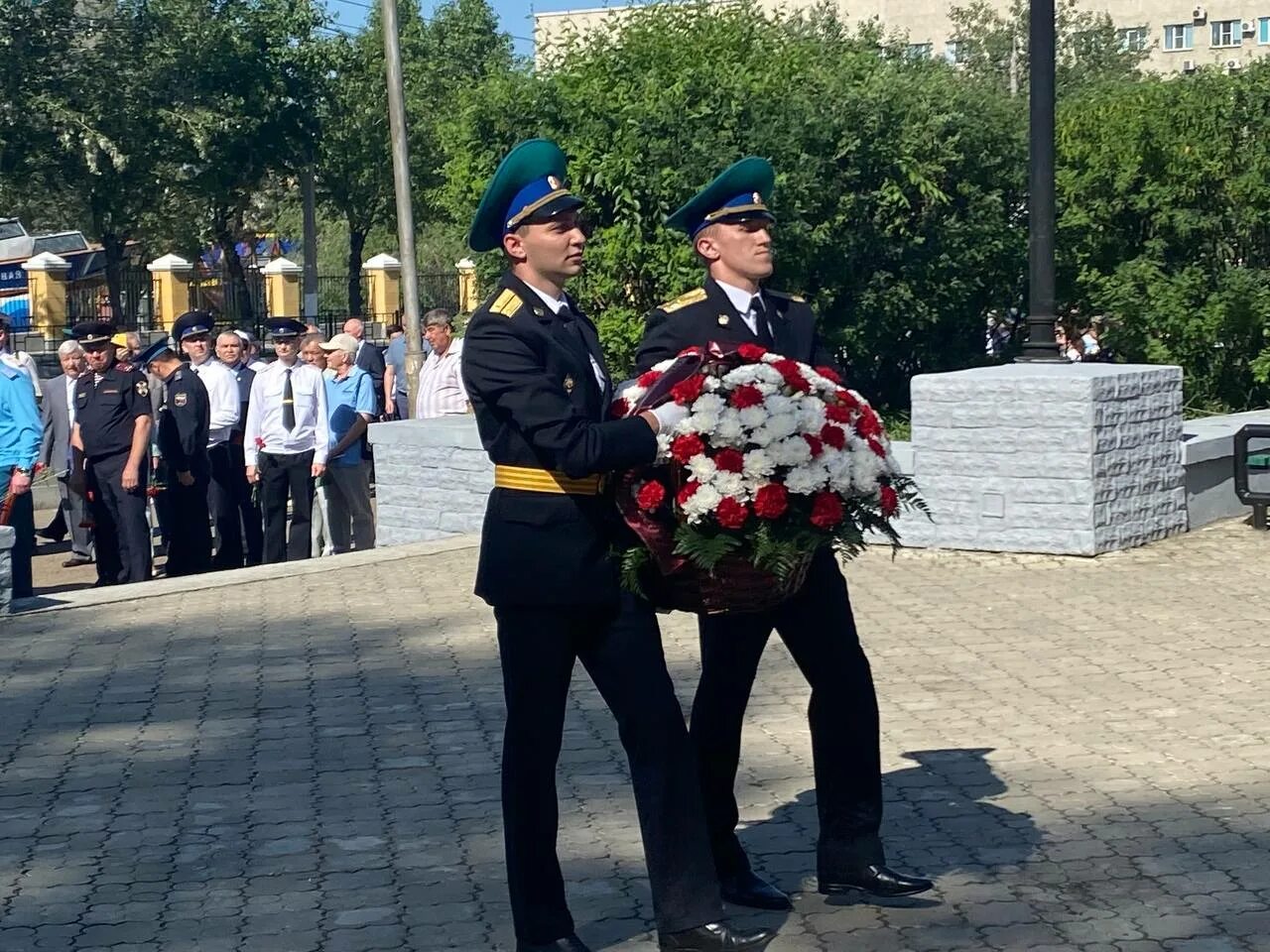 Площадь пограничников Чита. Памятник пограничникам. Военно-патриотические памятники Забайкалья. Статуя пограничников Чита. Чит митинг