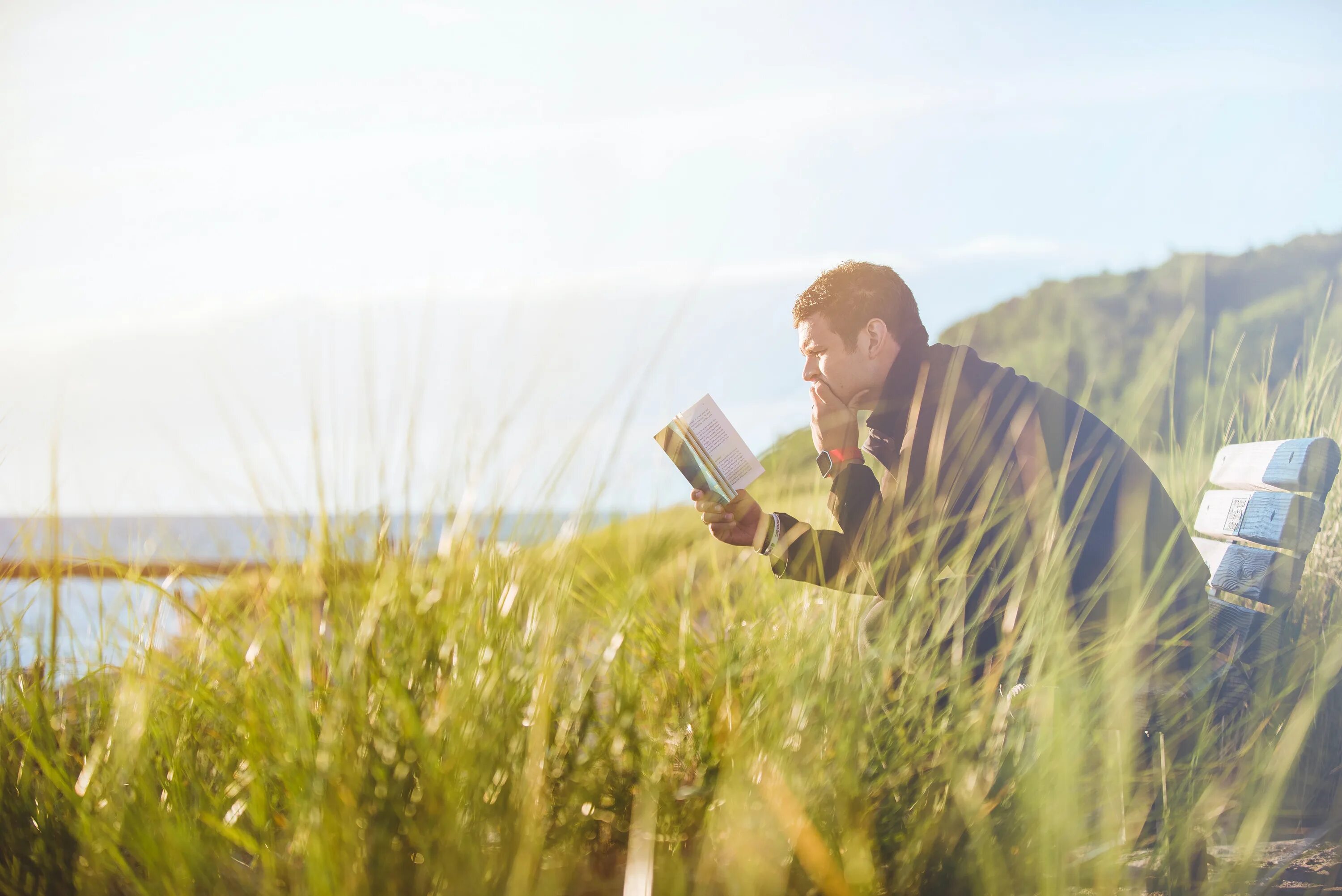 7 жизненных уроков. Человек и природа. Человек размышляет на природе. Парень с книгой на природе. Книга природа.