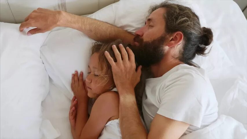 Папа лежит на дочери intimate. Daughter маленькой with the father.. Пришел к спящей дочке