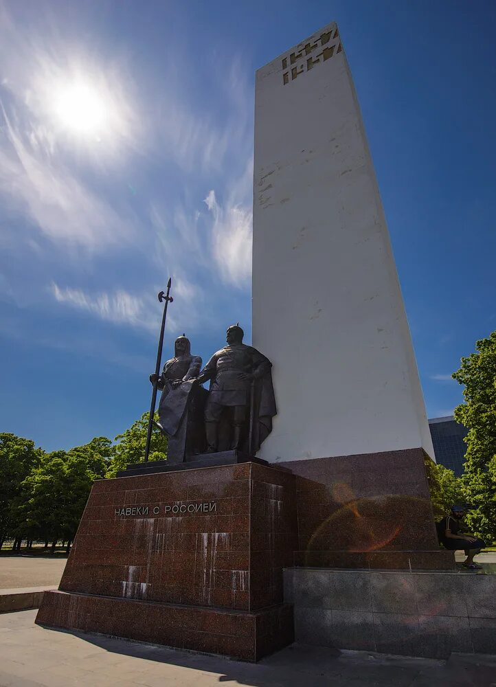 Рп майкоп. Монумент дружбы народов Майкоп. Памятник дружбы народов Майкоп. Монумент навеки с Россией Майкоп. Мемориальный комплекс площадь дружбы Майкоп.