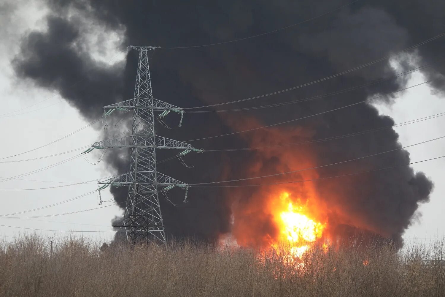 Атака на нефтебазу в Белгороде. Пожар на нефтебазе в Белгороде. Пожар нефтебазы в Белгороде 2022. Горит Нефтебаза в Белгороде. Чем бомбят белгород