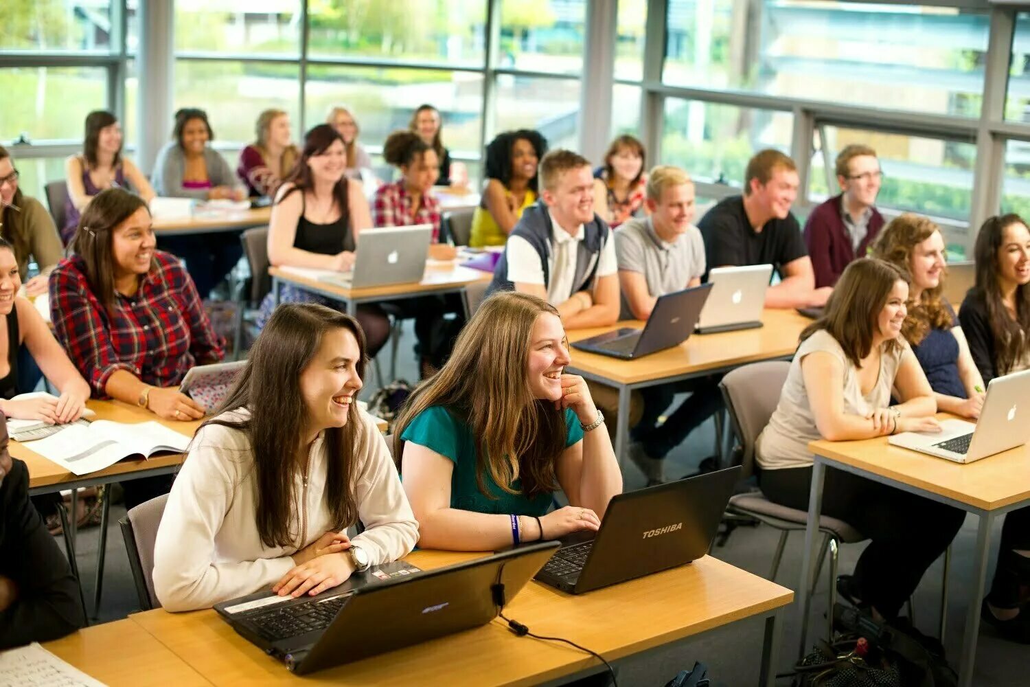 Training school. Урок в университете США. Современные школы люди. Люди в школе. Студенты в классе.