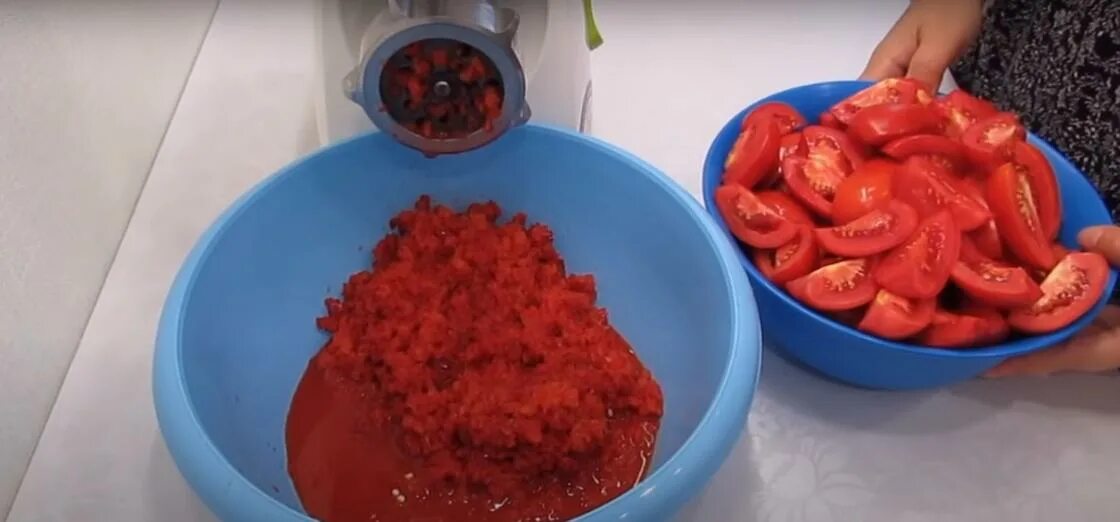 Рецепт помидоры перец чеснок через мясорубку. Помидоры через мясорубку. Томат через мясорубку на зиму. Помидоры перекрутить на мясорубке.