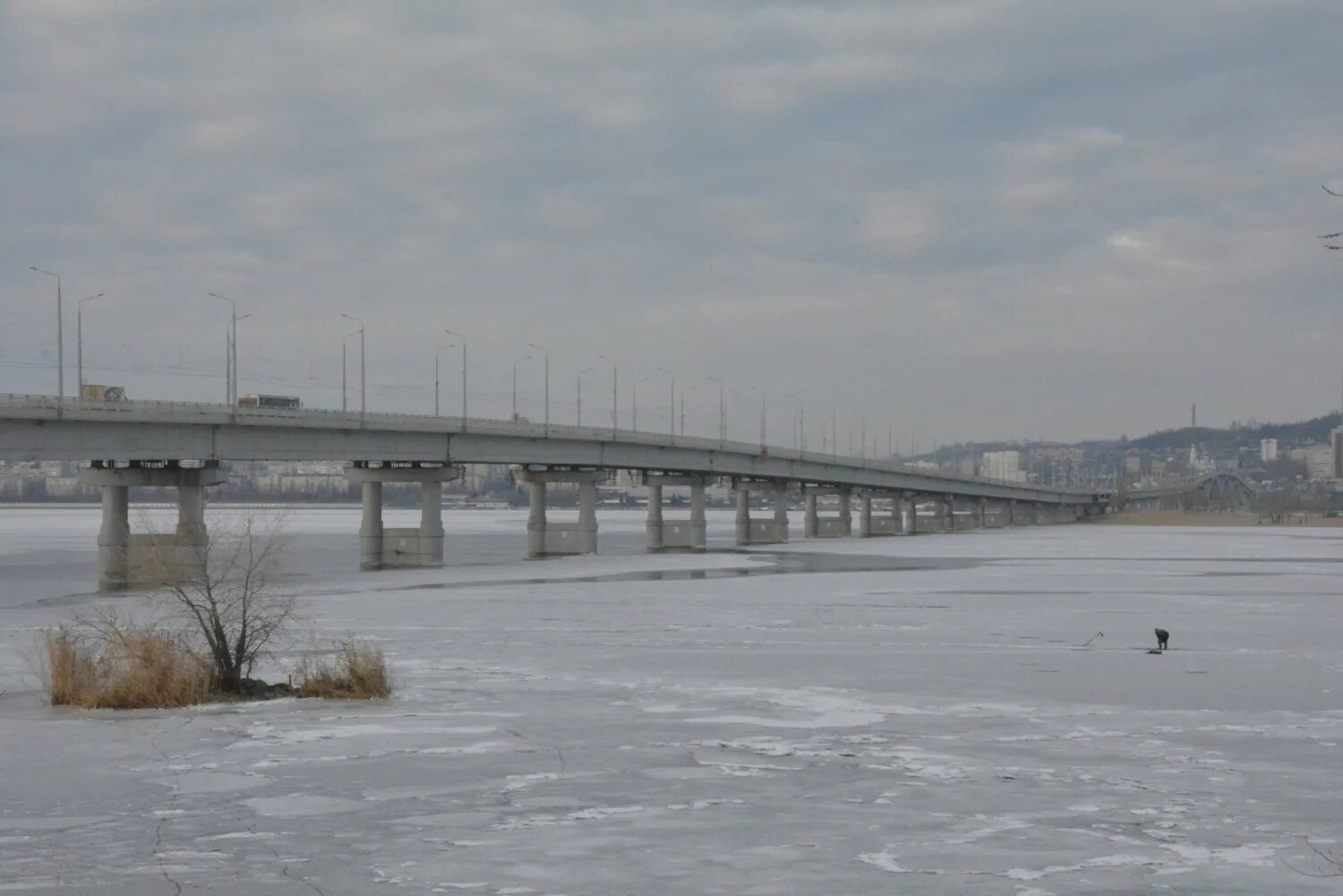 Запрет выхода на лед в саратове. Мост Костромы зимой. Волга зимой лед. Проезжая дорога по льду Волги. Мост Саратов Озинки.