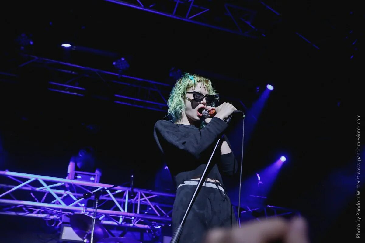 Crystal castles 3. Группа crystal castles. crystal castles 2025. crystal castles char обложка. crystal castles концерт 2007.