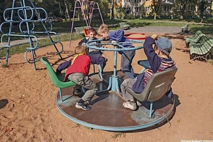 Игровая площадка для детей. Дети на площадке. Бабушки во дворе. Детские конфликты мультяшные. Ребенок с громкоговорителем.