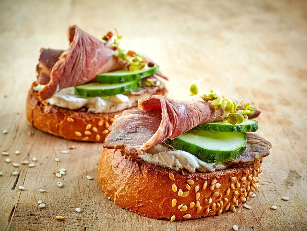 Beef Tenderloin Crostini with Whipped Goat Cheese and Pesto - Domesticate ME Rec