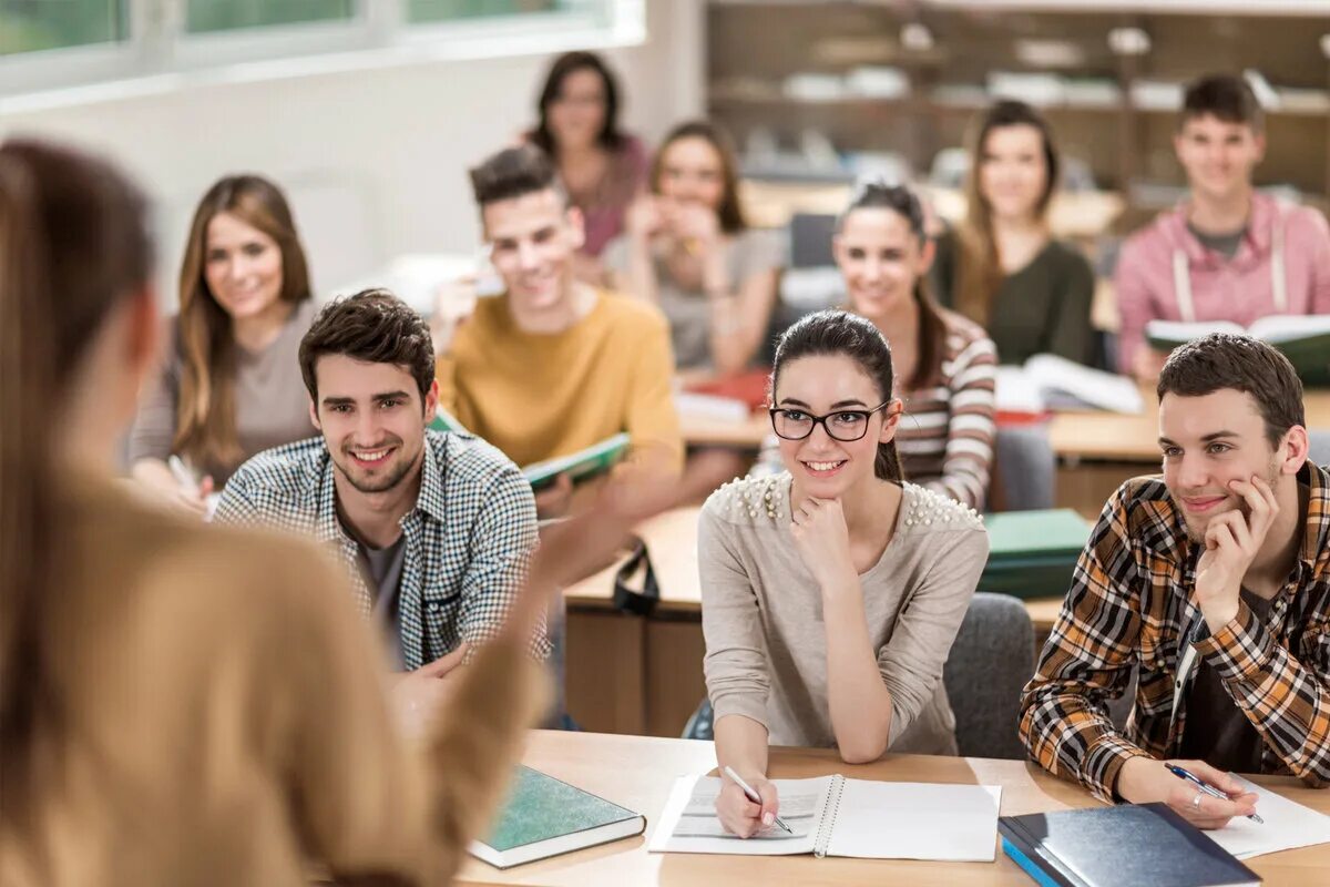 Связь преподавателя и студента. Счастливые студенты. Студенты в вузе. Радостные студенты. Учащиеся студенты.