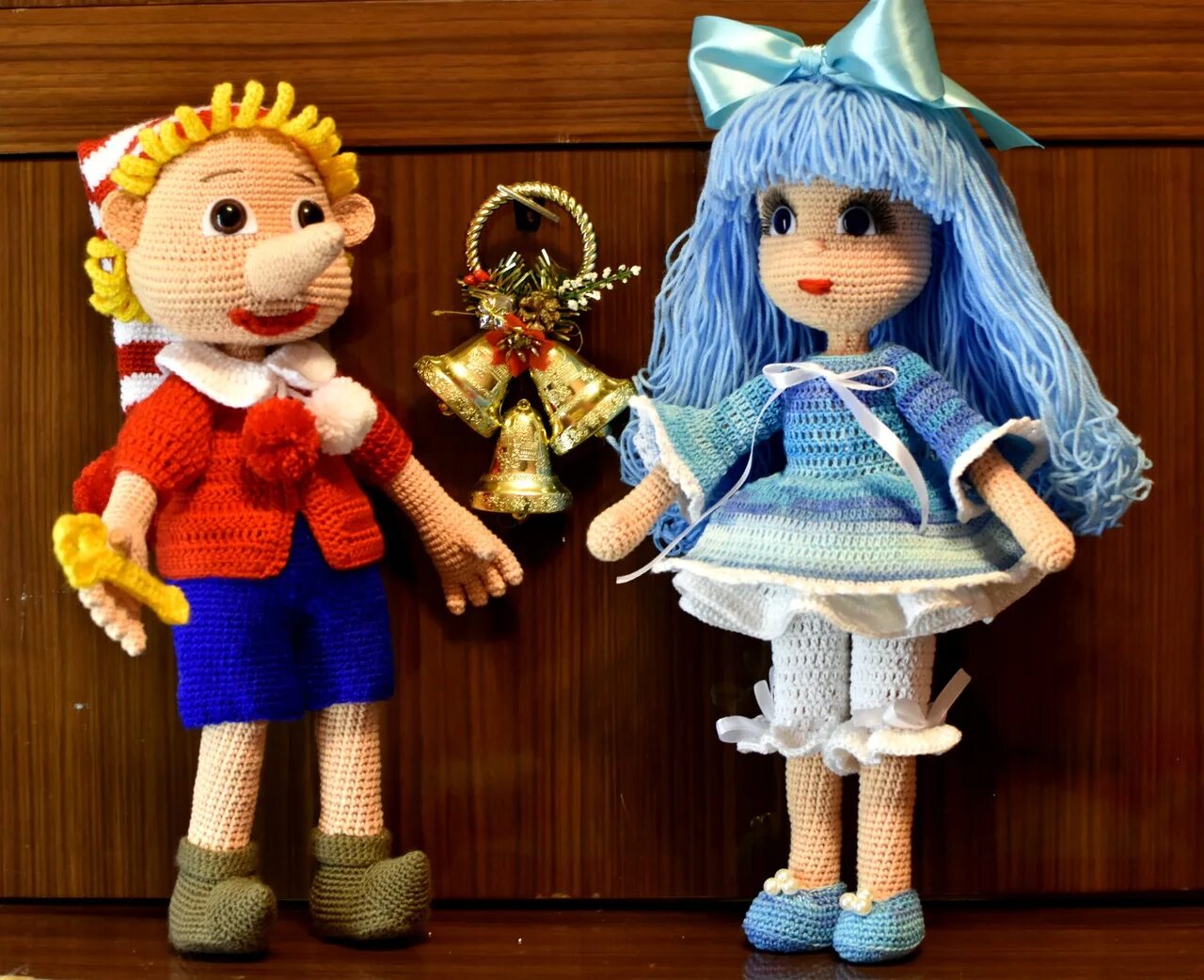 Кукла спицами. Как связать кукольный. Вязаные куклы. Маленькая вязаная кукла. Вязаные куклы мастер класс.