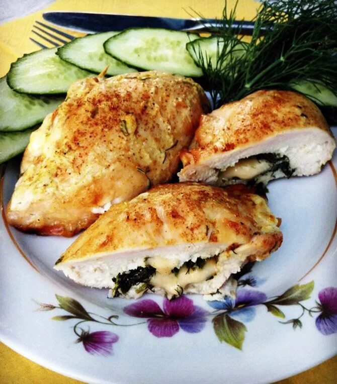 Кармашки из куриного филе. Куриная грудка фаршированная грибами. куриная грудка фаршированные карманчики. куриные кармашки с начинкой. куриная грудка фаршированная грибами и сыром.