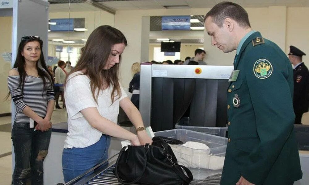Осмотр и досмотр личных вещей. Таможенный досмотр. таможенники в аэропорту. таможня досмотр. таможенный контроль.