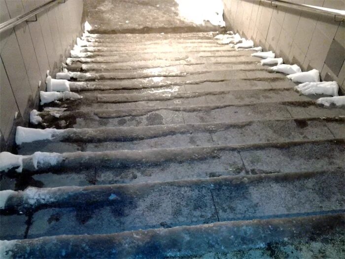 Обледеневшие ступеньки. Ступеньки во льду. Опасность обледеневшая лестница выберите соответствующую. Обледенелые ступеньки. Ступеньки во льду.