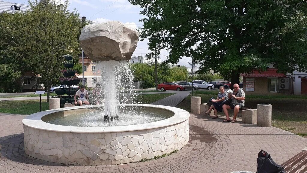 фонтан киров. сквер г киров фонтан. в кирове есть фонтан парящий камень. фонтан парящий камень в кирове. камень в кирове.
