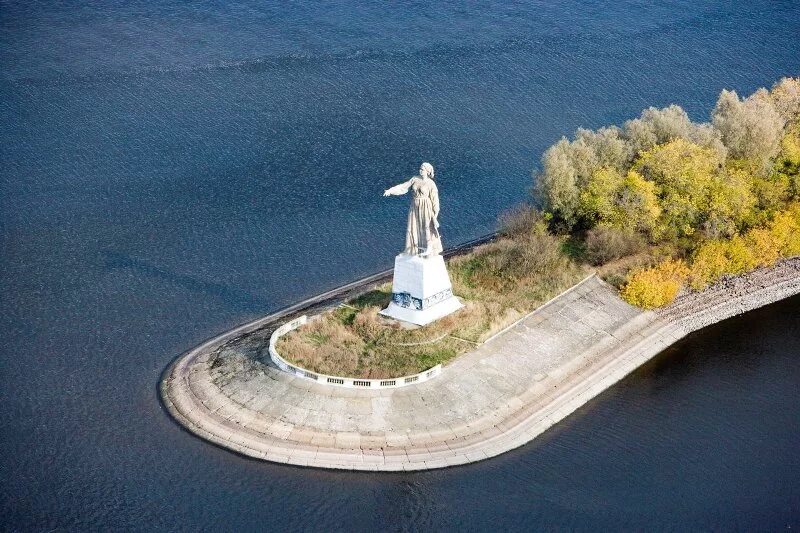 Города которые стоят на волге 2. Монумент Волга-мать в Рыбинске. Монумент Волга Рыбинск. Рыбинск статуя мать-Волга. Мать-Волга достопримечательности Рыбинска.