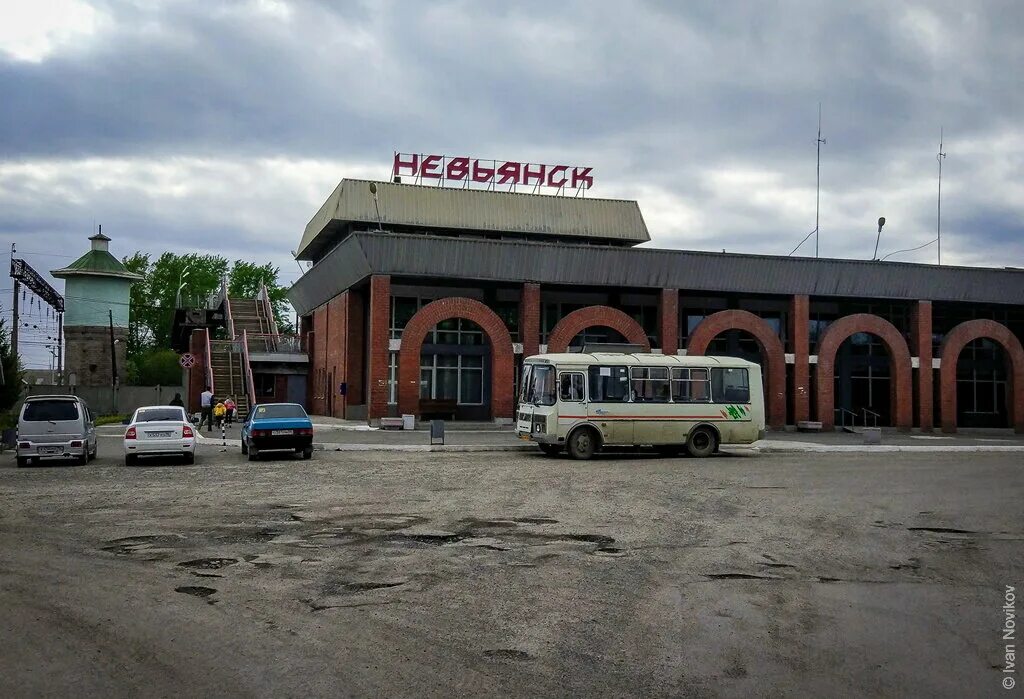 Жд вокзал невьянск. Жд вокзал невьянск. Жд вокзал невьянск. Станция невьянск. Невьянский вокзал пути жд.