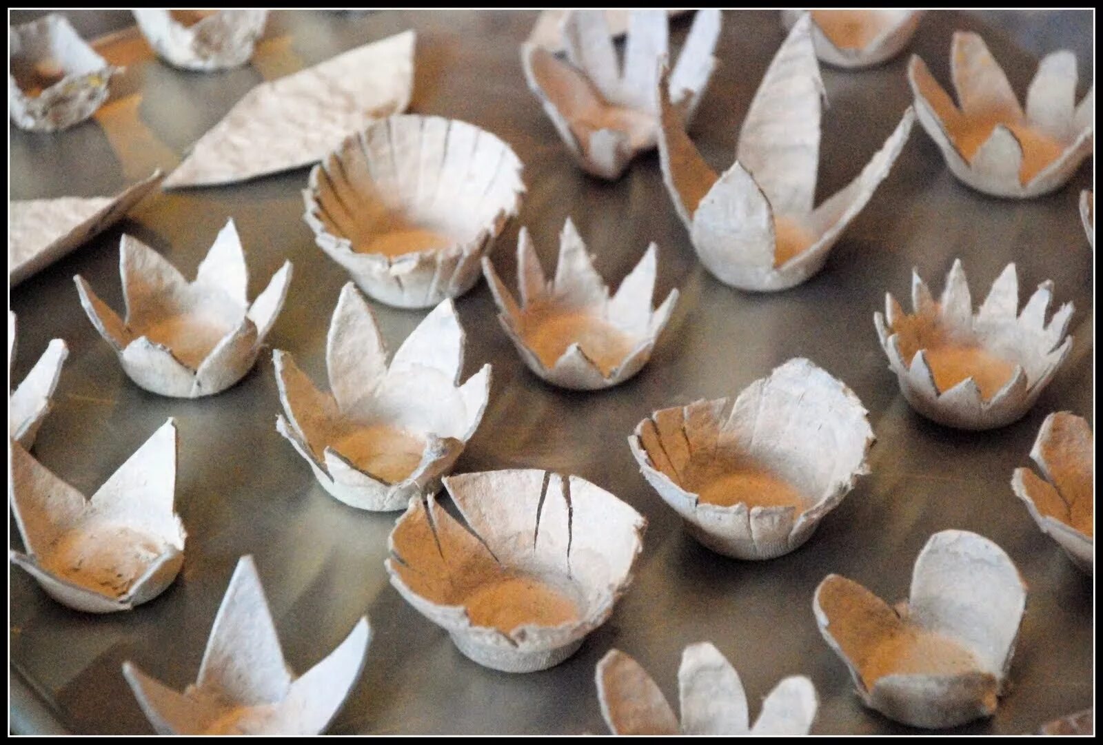 Из яичных лотков. Что можно приготовить из яичных. Поделка из лотка для яиц. Торт воздушный из яичных белков. Безе десерт из яичных.