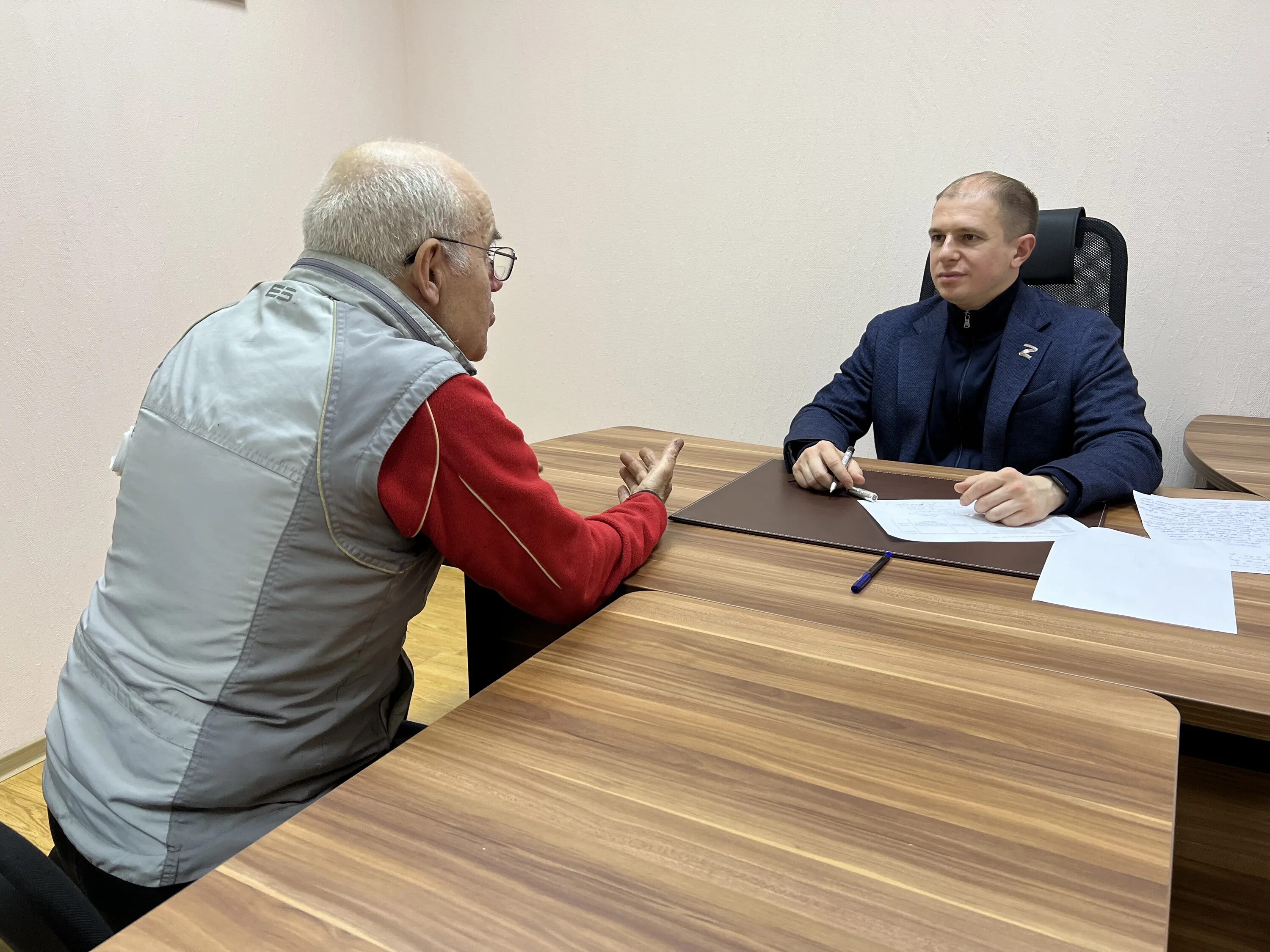 Прием спб отзывы. Прием граждан. Юрист общественной приемной Единой России в Петербурге. Юрист прием населения. Активист общественной приемной Единой России в Петербурге.