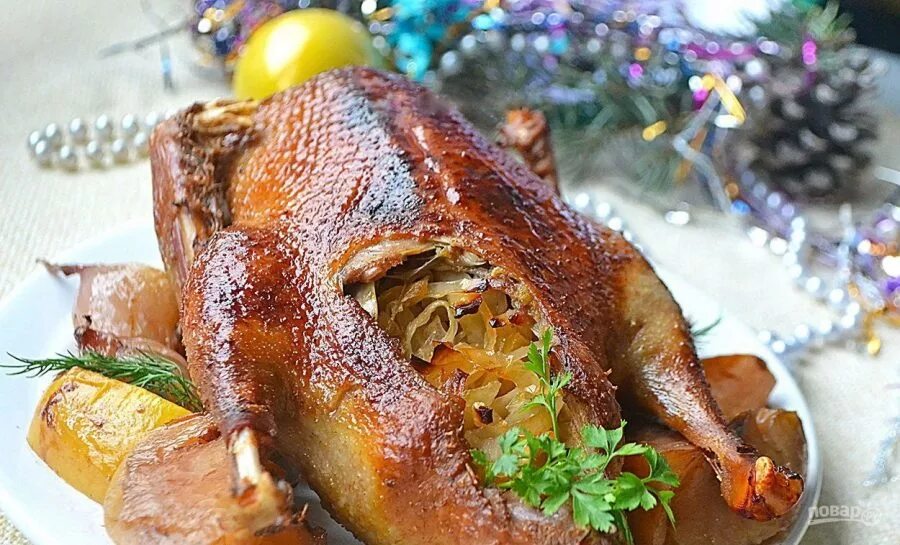 Утка с капустой и яблоками. Утка с квашеной капустой в духовке. гусь фаршированный капустой. утка фаршированная капустой. гусь фаршированный яблоками.