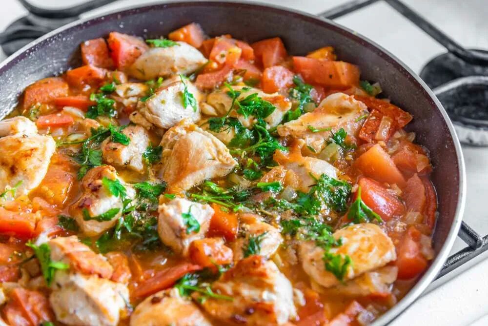 Куриное филе с перцем на сковороде. Рагу из курицы. рагу с куриным филе. рагу с курицей и овощами. рагу из курицы с картошкой.
