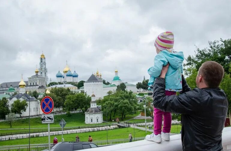 Сергиев посад экскурсии по городу. Сергиев посад туристы. Аттракционы парк чудес г. Сходить с детьми в сергиевом посаде. Экскурсия сергиев посад гид.