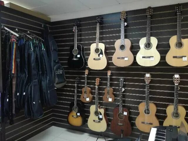 Фото цех где делают гитары на заказ. Шкаф для хранения гитар. Manuel rodriguez ac60-c гитара классическая 4/4 (кедр/красно. Гитара в интерьере. Guitar house.