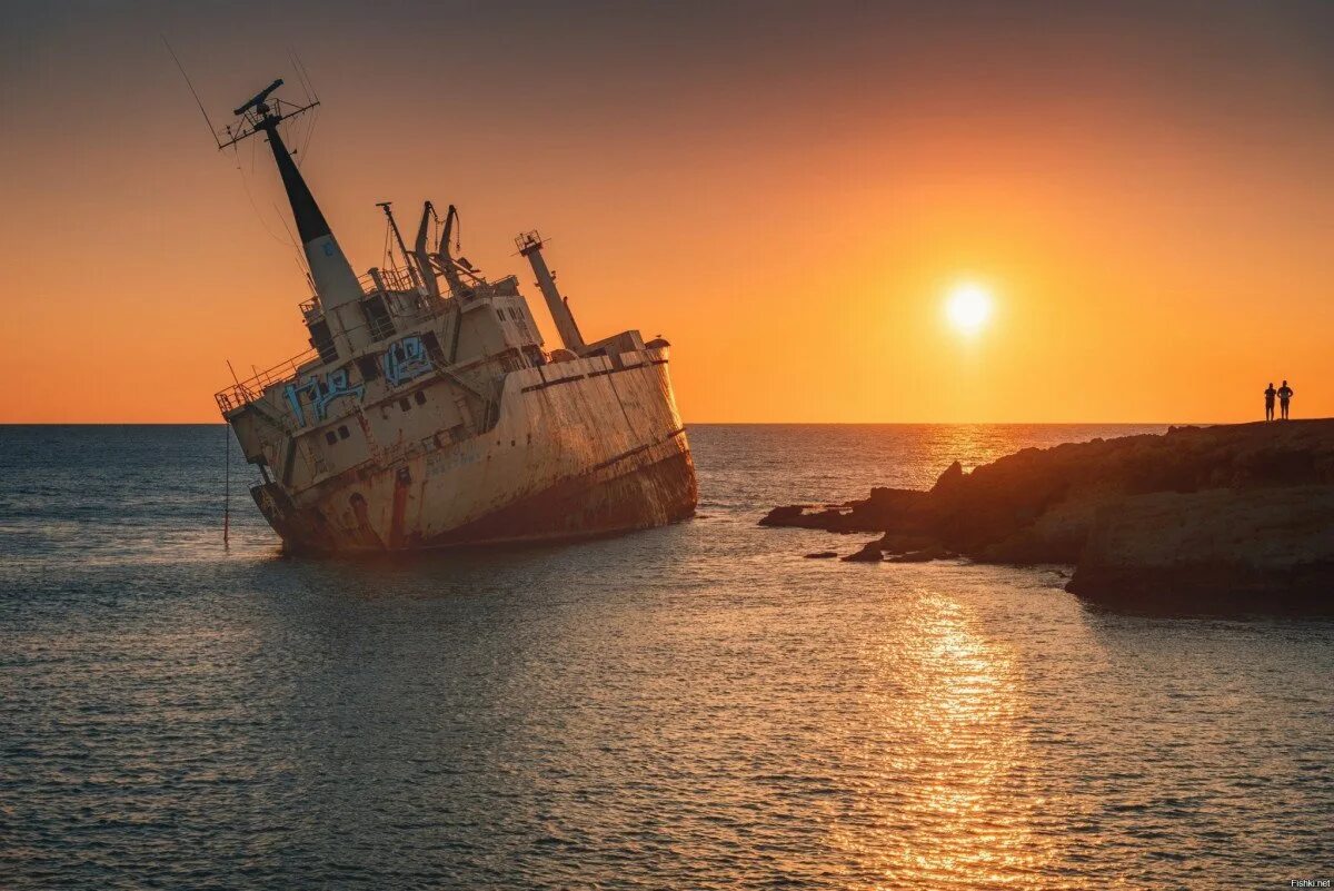 Сев на мели. Корабль севший на мель на кипре в пафосе. Полуостров рыбачий старые корабли. Сев на мели. Судно село на мель.