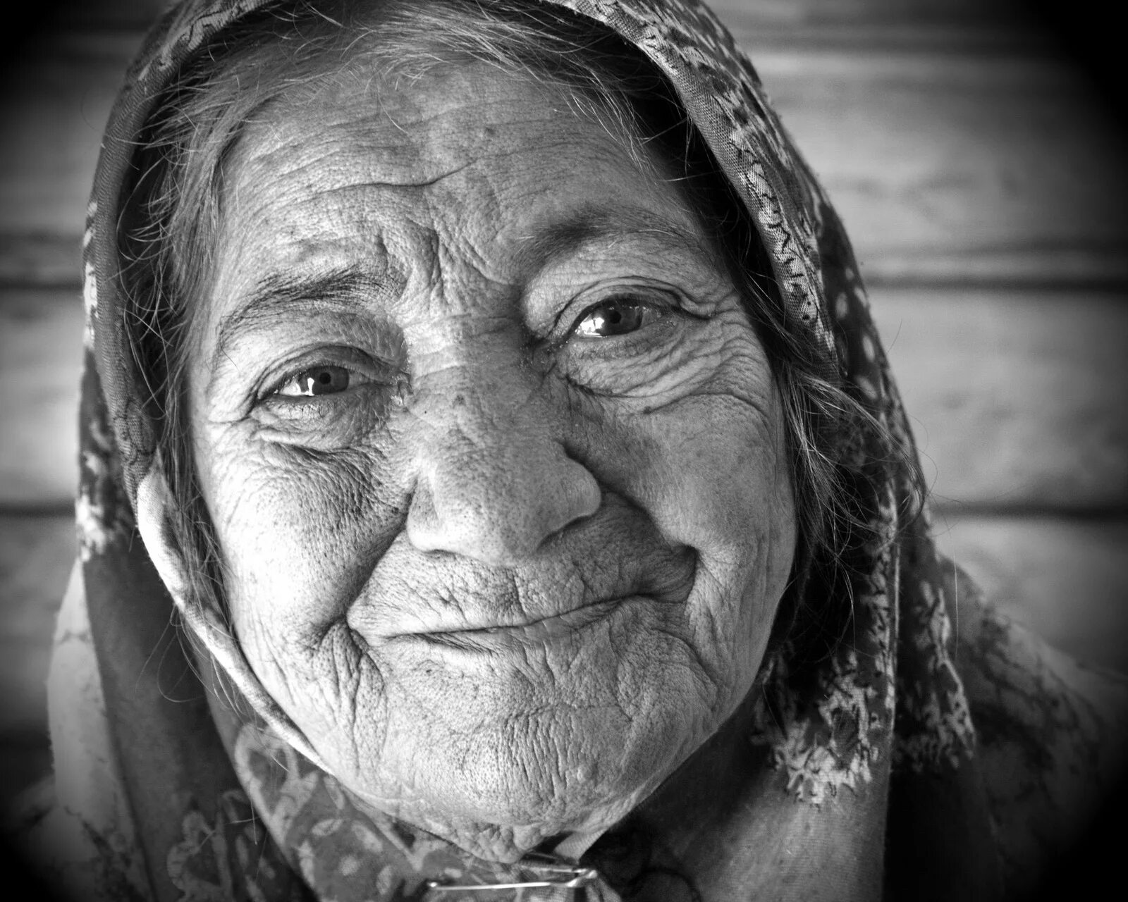 Бабушка родилась. Унылая старуха. Palestinian grandmother. Sad grandmother.