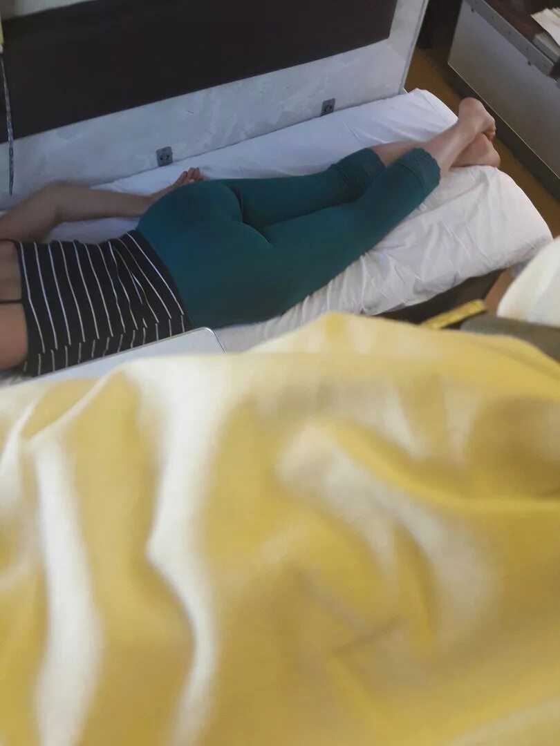 Девушка спит в кровати. Спящие скрытно. Скрытые камеры в спальные. Спящие скрытно. Девушки в плацкарте.