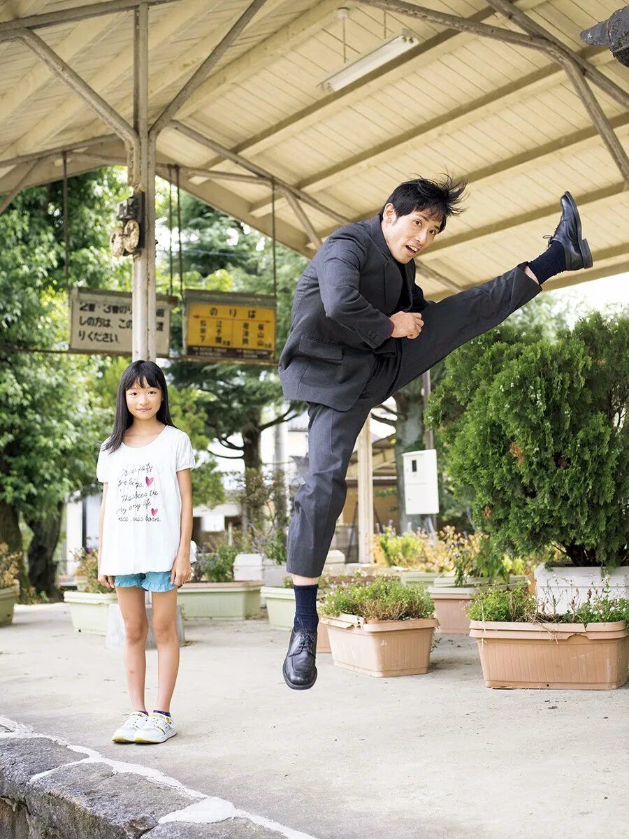 18 япония дочь. Salaryman юки аояма. япония папа. японские отцы и дочери. отец в японии.