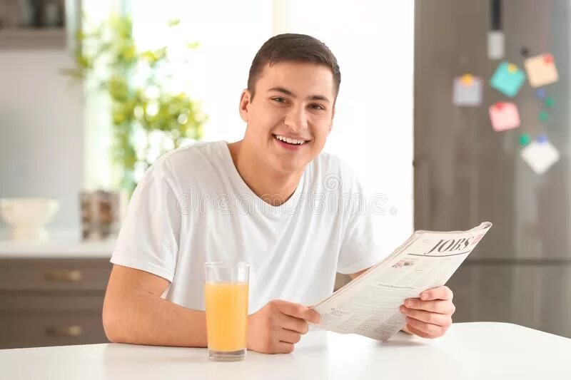 Peter buys a morning newspaper every day. Мужчина с газетой за завтраком. Читаю газету за завтраком. Читают утреннюю газету. Мужчина завтракает дома и читает газету.