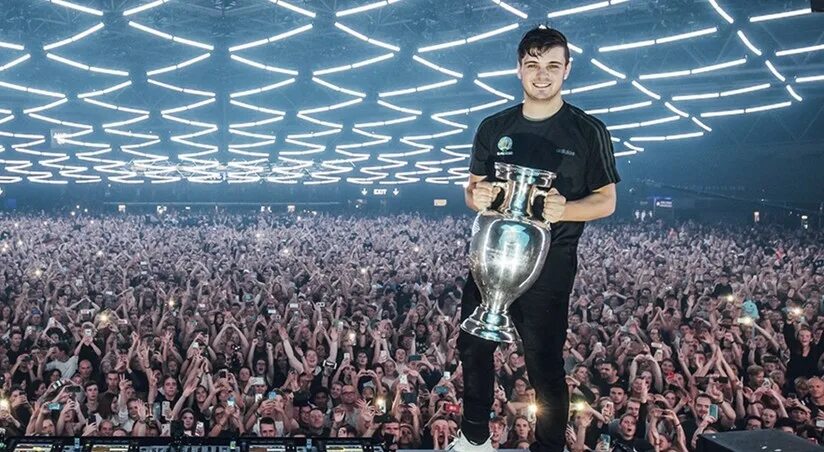 Martin garrix, bono & the edge at euro 2020 opening ceremony - we are the people. Нелето новая песня 2022. Ocanna song euro martin. Кончита вурст евровидение 2022. Кончита вурст евровидение.