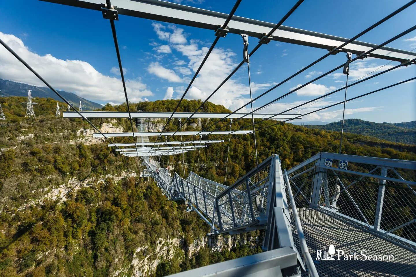 Отель skybridge. Подвесной мост Сочи Скайпарк. Мост Скайбридж в Сочи. Сочи парк Skypark.