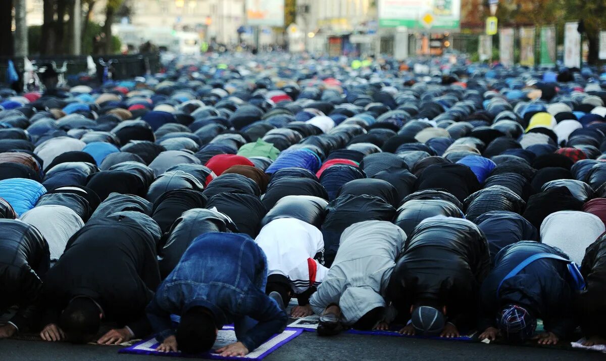 Толпа мусульман. Мусульманский человек. Мусульманин молится. Толпа народа мусульман.