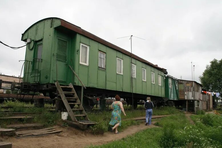 Вагончик человек. Жилые вагоны ПМС. Старый вагон. Жилой Железнодорожный вагон. Старый вагончик.