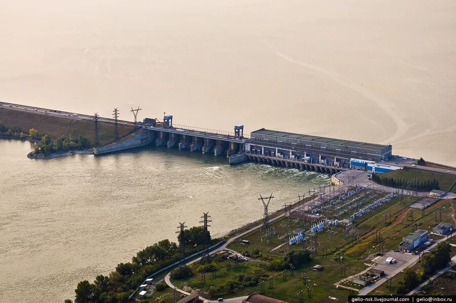 Обь водохранилище. Обская ГЭС Новосибирск. Плотина ГЭС Новосибирск. Дамба ОБЬГЭС Новосибирск. Дамба Обского водохранилища.