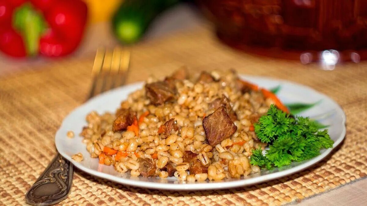 Перловка с мясом свинины. Перловка в горшочке в духовке с мясом. перловка с мясом в духовке. говядина тушеная с перловкой. перловая каша с мясом.