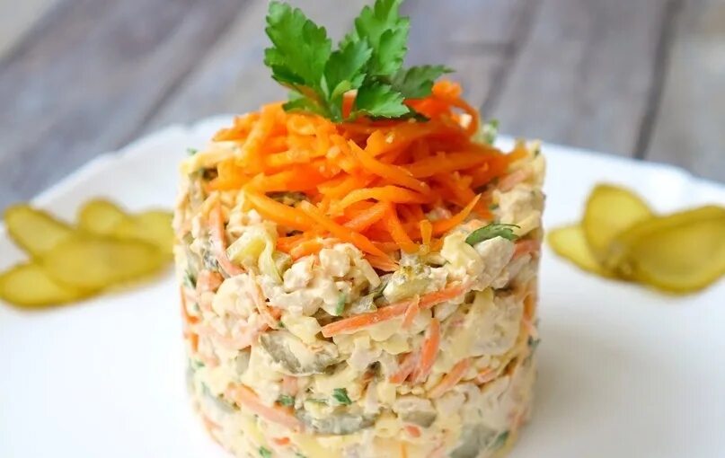 Салат лисичка с корейской морковкой и курицей. Салат лисичка с корейской морковкой. Салат лисичка с грибами. Лисичка салат из корейской моркови и курицы. Салат лисья шуба.