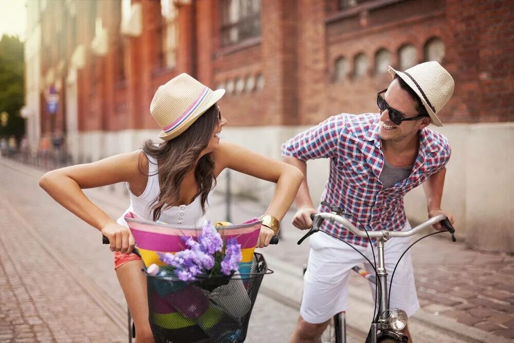 Интересы и развлечения. Парень с девушкой на велосипеде. Велосипед для двоих. Парень и девушка на велосипе.