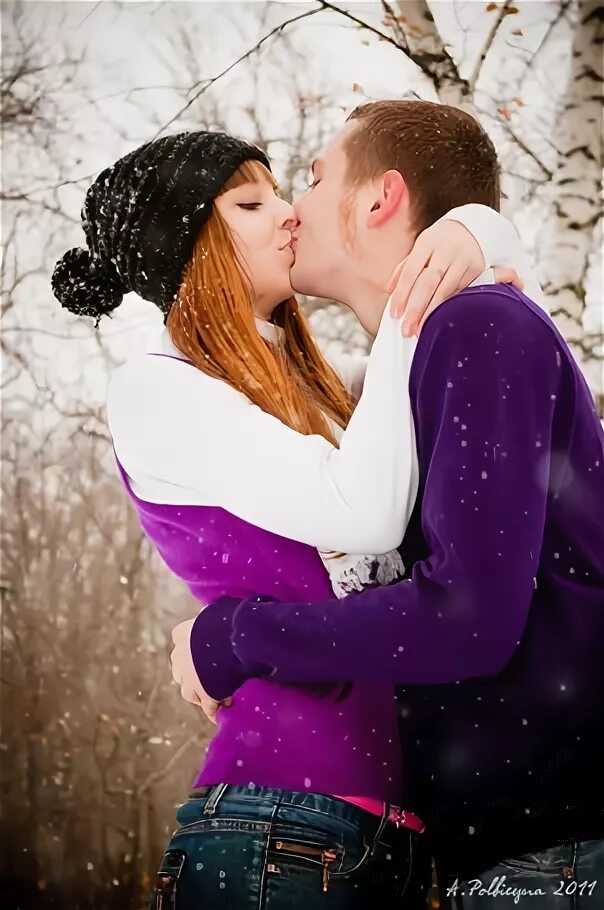 Парень целуется на улице. Поцелуй зимой. Поцелуй зимой на улице. Пары зимой. Рыжая девушка с парнем зимой.