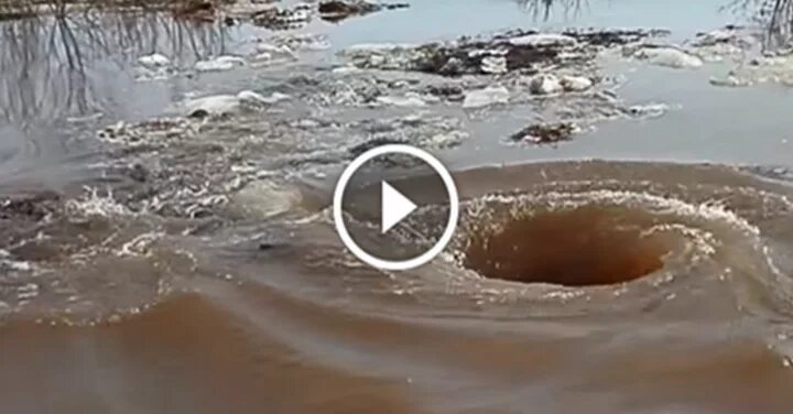 В воде происходят резкие. Водяные воронки. Воронка в реке. Водоворот в реке. Опасные водовороты.