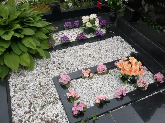шиловидный флокс на могилке. украшение могилы искусственными цветами. украшение могилы искусственными цветами. красивый цветник на кладбище. оформление могилы на кладбище цветами.