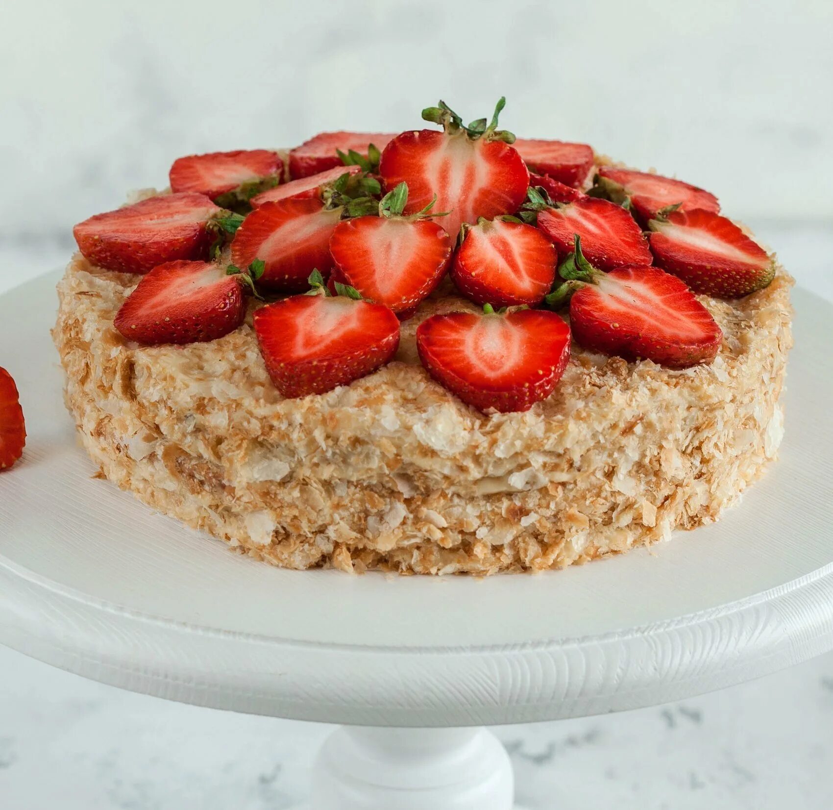 Торт наполеон клубничный. Наполеон с клубникой. Наполеон с ягодами. Декор торта наполеон. Украшение торта наполеон.