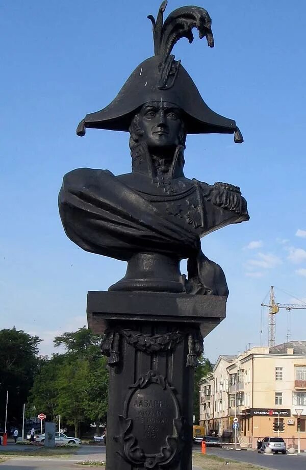 Лазарев памятник в новороссийске. Памятник адмиралу лазареву в лазаревском. Памятник лазареву. П. Памятник лазареву.