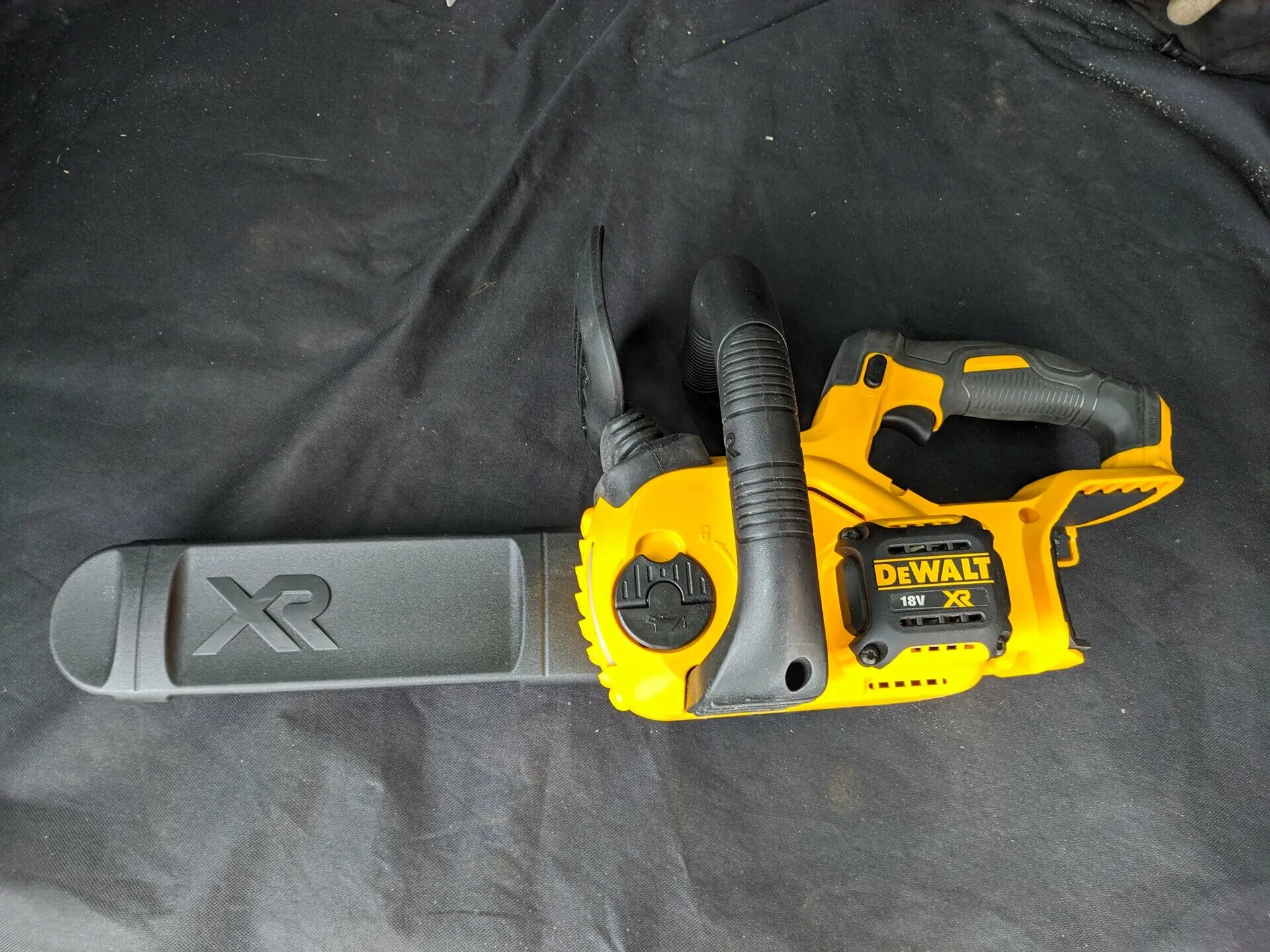 DEWALT dcm565. DEWALT XR 18 В dcm565n-XJ. Аккумуляторная пила DEWALT dcm565n. Мини-пила цепная аккумуляторная ДЕВОЛТ.