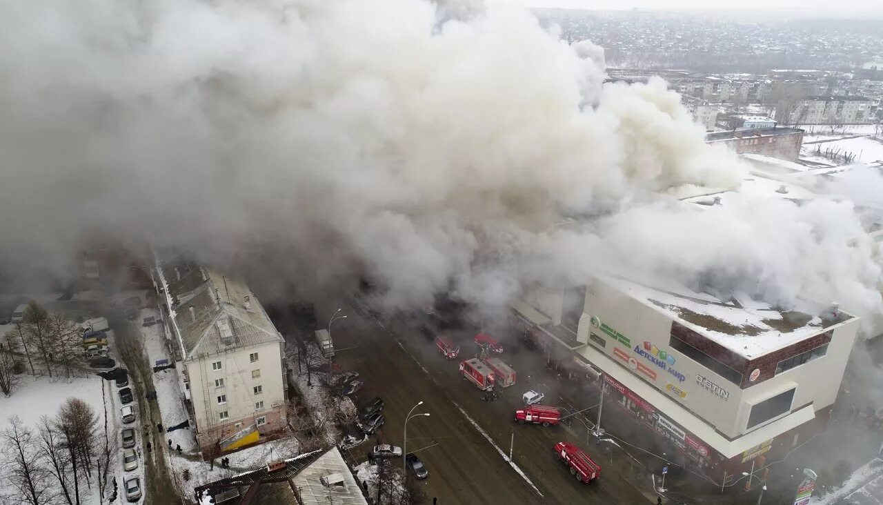 2018 год зимняя вишня что случилось. Пожар в Кемерово в ТЦ зимняя вишня. Зимняя вишня Кемерово 2018. Пожар в Кемерово в ТЦ зимняя. ТЦ зимняя вишня Кемерово.